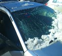 Глыба льда рухнула на автомобиль со здания на перекрестке Крюкова и Сахалинской