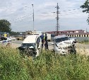 Авария на Холмском шоссе в Южно-Сахалинске: оба авто серьёзно раскурочило