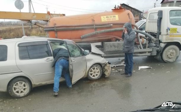 "Подушки стрельнули, тачка задымилась": Toyota Raum врезалась в илосос в Южно-Сахалинске
