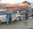 "Подушки стрельнули, тачка задымилась": Toyota Raum врезалась в илосос в Южно-Сахалинске 