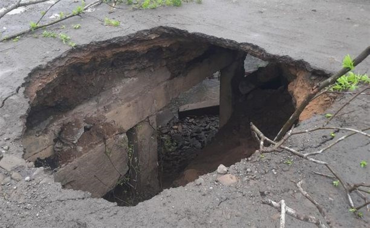 На севере Сахалина обвалился мост, местные жители назвали дыры "входом в чистилище"