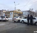 Три автомобиля не поделили дорогу в центре Южно-Сахалинска