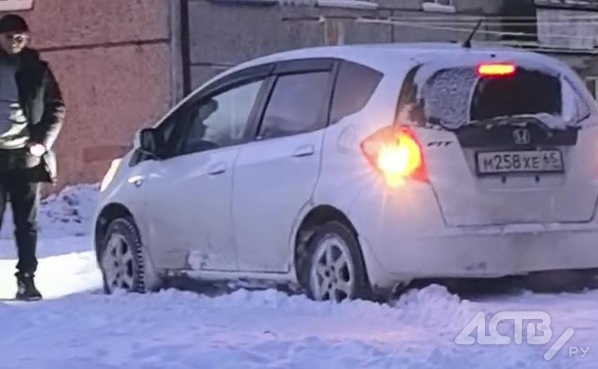 Автомобиль в Южно-Сахалинске газовал в сугробе после "покатушек" по тротуару возле детсада