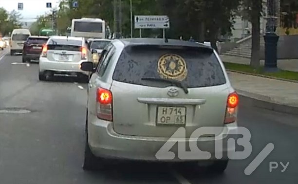 "С левой полосы и на красный": гоняющий по Южно-Сахалинску автохам в очередной раз попал в объектив