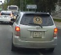 "С левой полосы и на красный": гоняющий по Южно-Сахалинску автохам в очередной раз попал в объектив