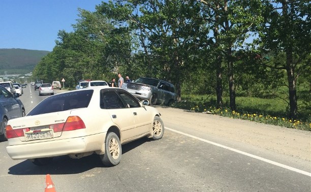  Land Cruiser и Toyota Sprinter  столкнулись на объездной дороге на Троицкое