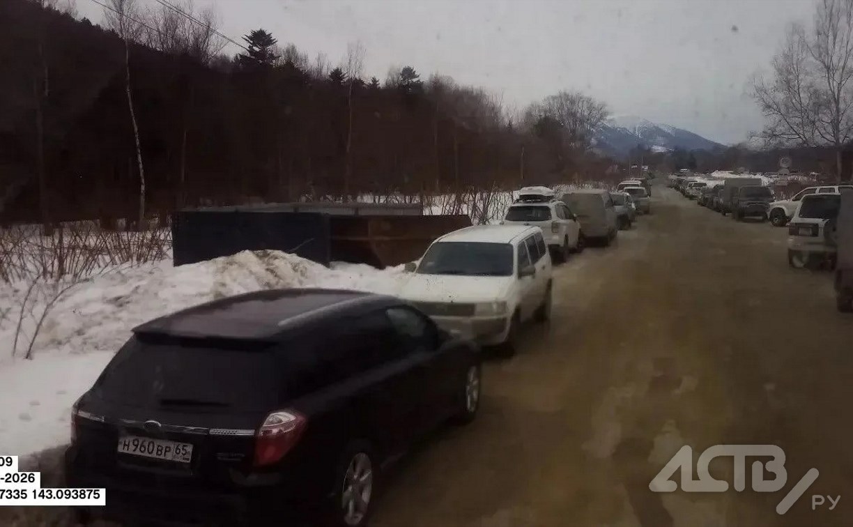 В Лесном возникли трудности с вывозом мусора из-за автомобилей рыбаков