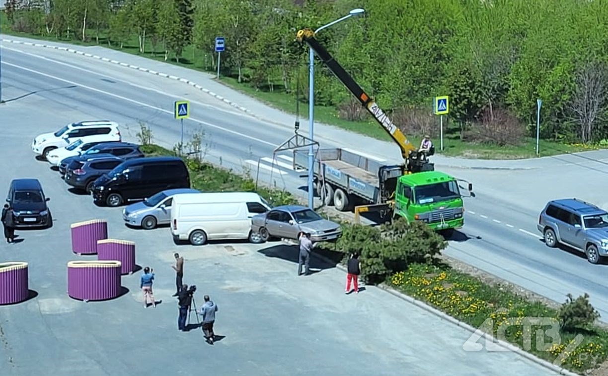 Не "Истукан", а "Санта-Барбара": над парковкой у ТЦ в Южно-Сахалинске вновь поколдовали 