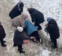 На директора УК в Поронайске возбудили дело за падение с крыши снега на бабушку