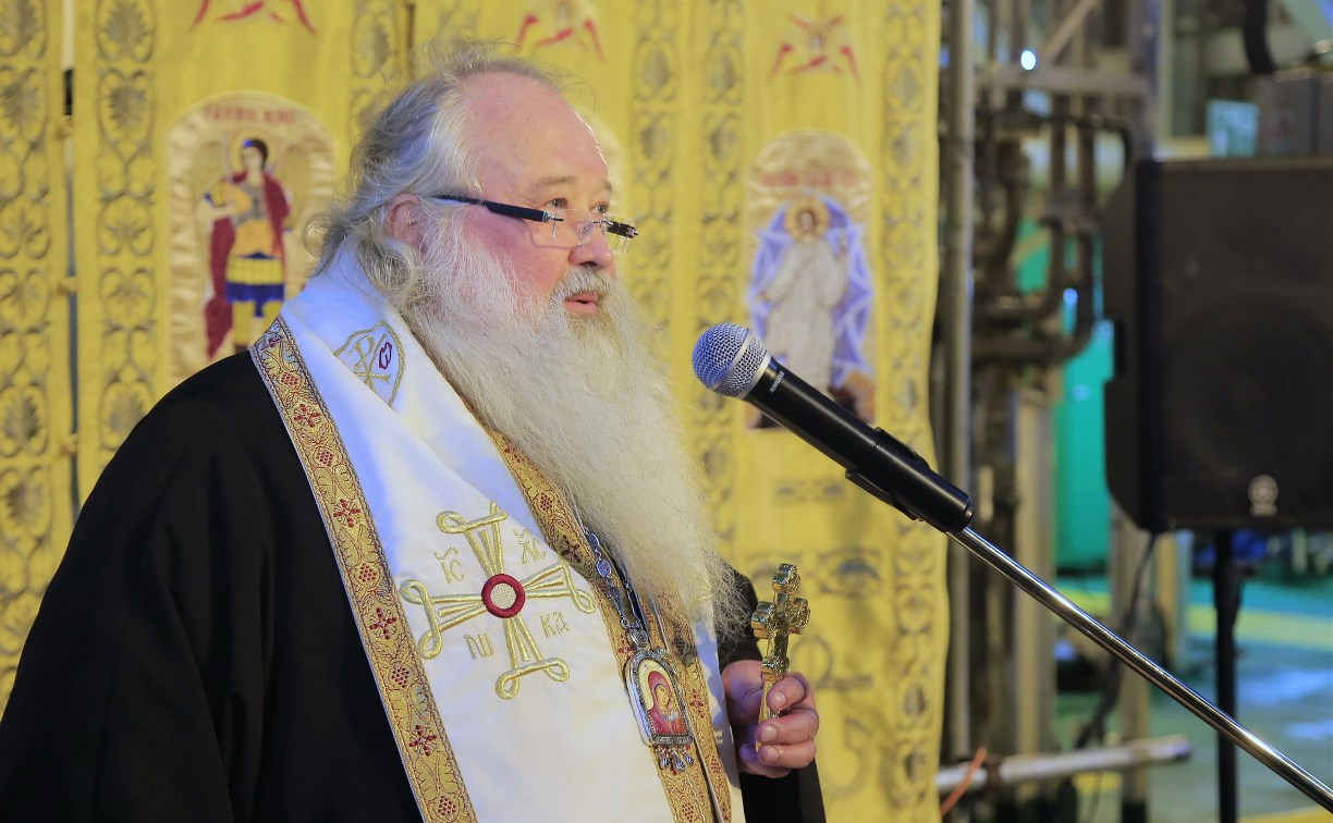 Сахалинского архиепископа доставили на "Полярную звезду" башенным краном