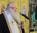 Сахалинского архиепископа доставили на "Полярную звезду" башенным краном