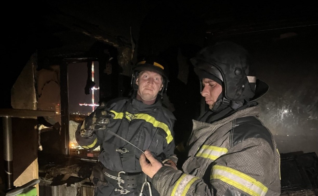 Пожар разгорелся в пятиэтажке в Смирных