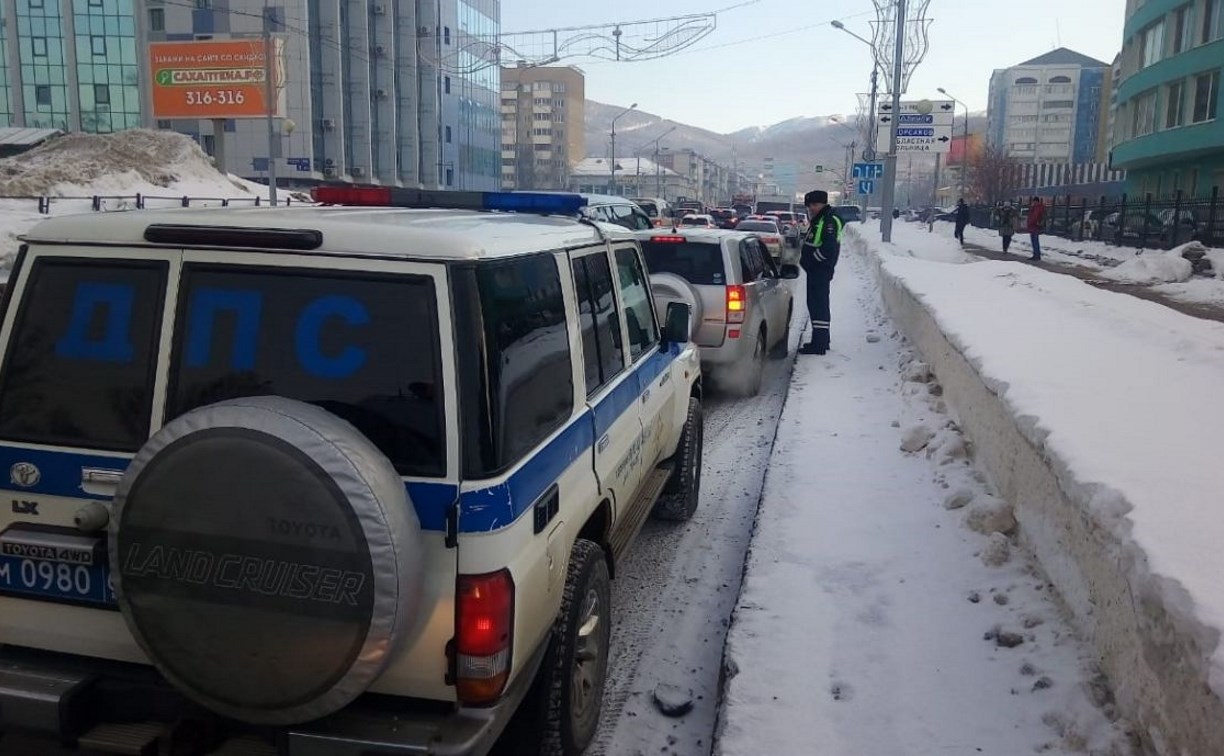 В Южно-Сахалинске за день поймали двоих автолюбителей, не пропустивших скорую помощь