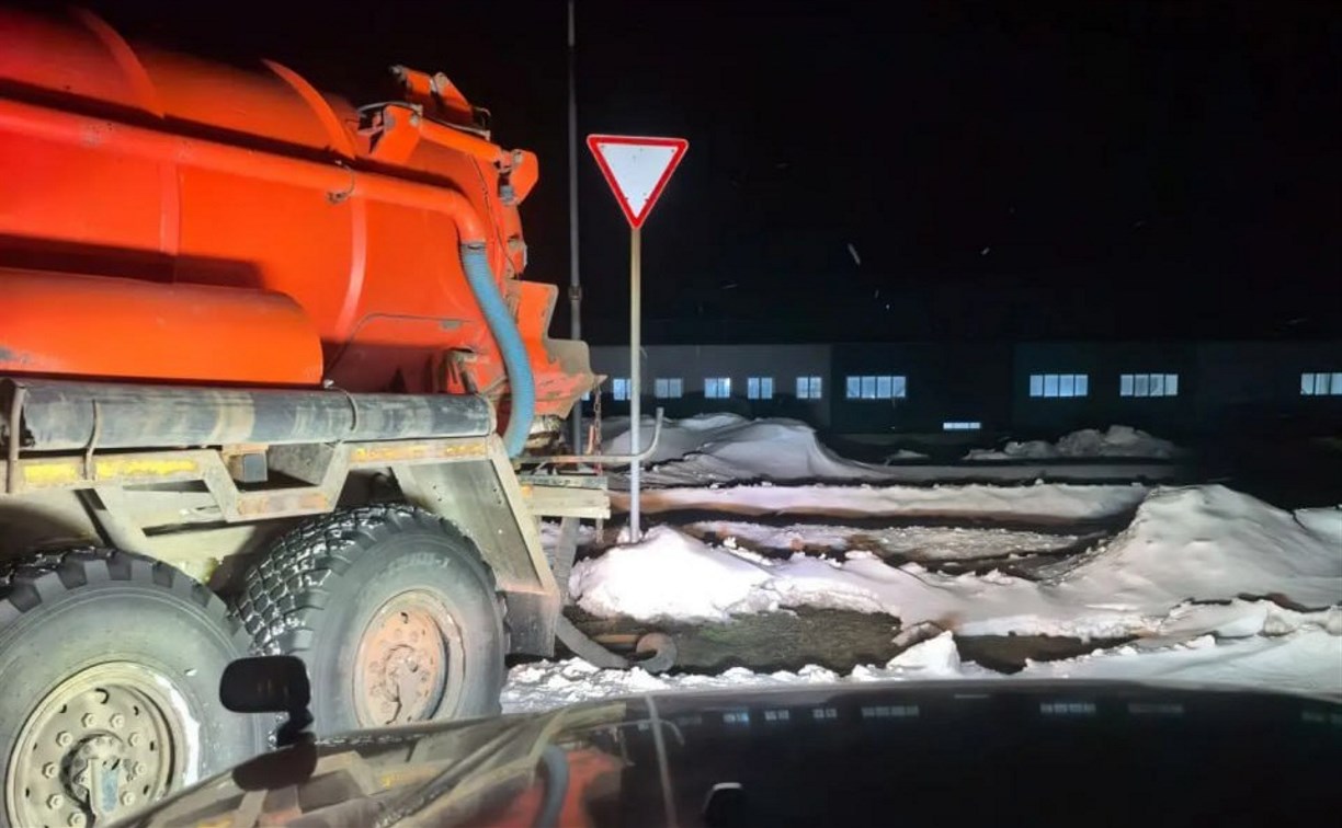 Ночью в Курильске лопнула старая труба, без отопления остались два многоквартирных дома 