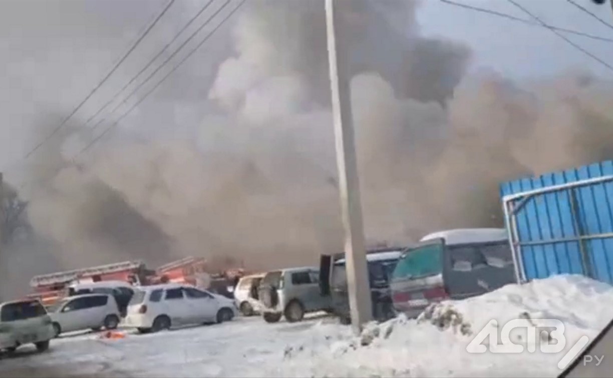 Автосервис горит в Троицком