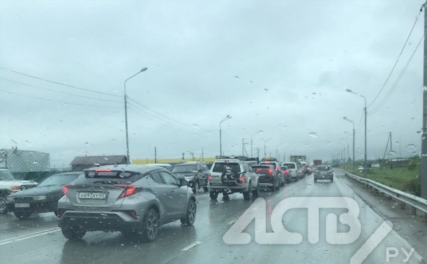 Ситуация на дорогах в Южно-Сахалинске: заторы, ДТП и просыпанный скальник