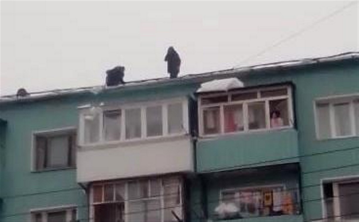 Отчаянные мужчины в Невельске скидывали снег с крыши пятиэтажки без страховки