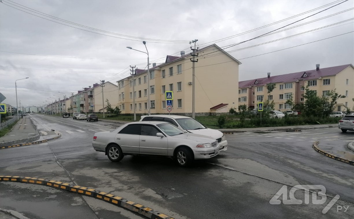 В Южно-Сахалинске столкнулись две "Тойоты": пострадала женщина