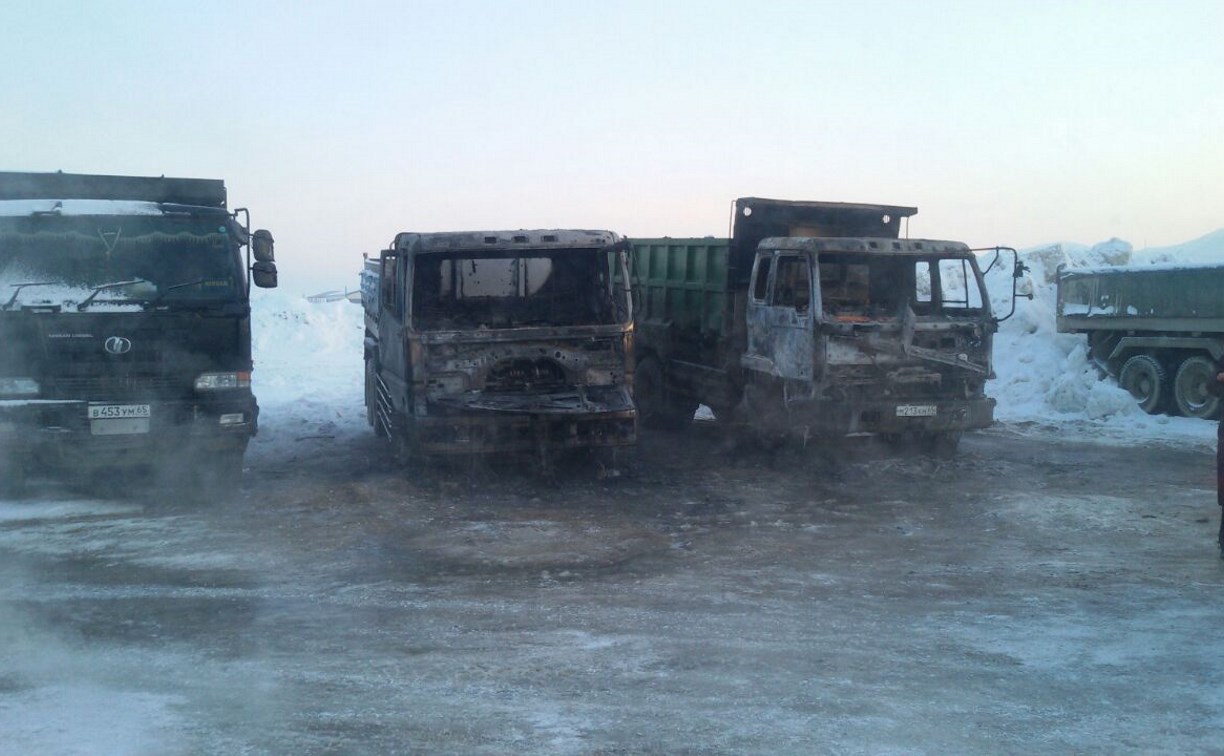 Два самосвала сгорели на южном снежном полигоне в Южно-Сахалинске