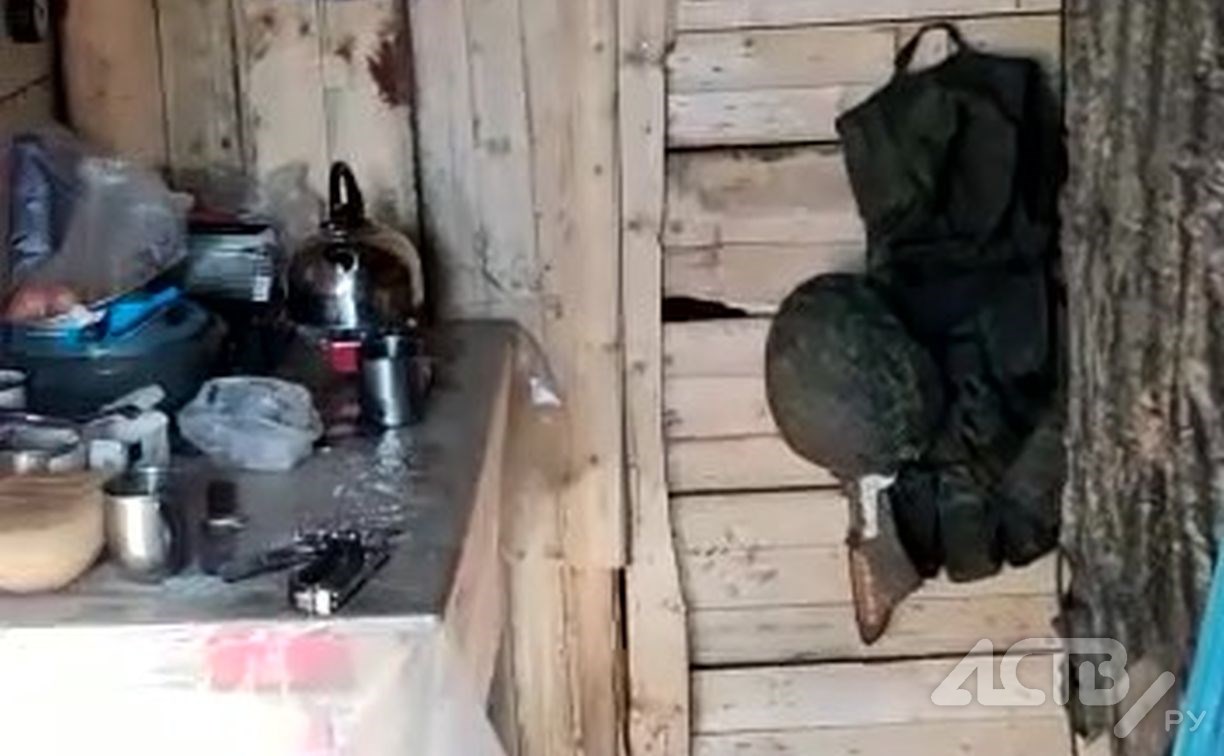 "Получил однушку на украинском гектаре": сахалинский военнослужащий снял смешное видео в землянке