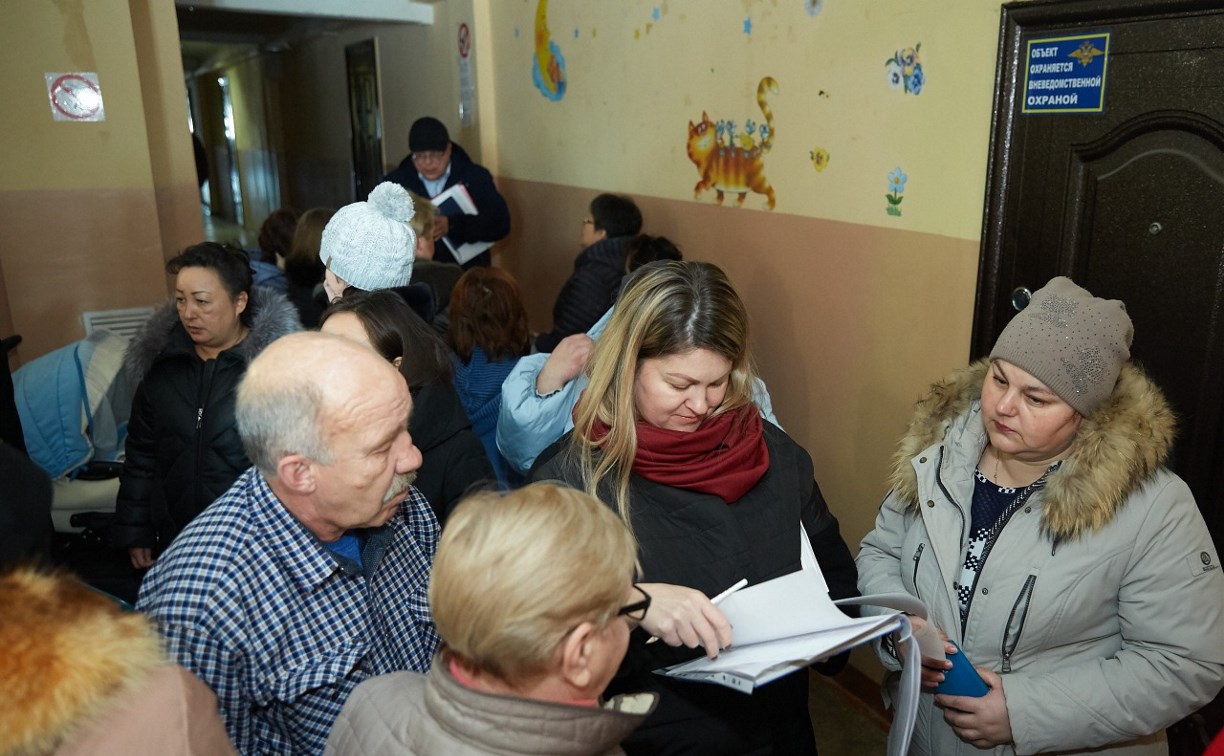 Мэр Южно-Сахалинска встретился с жильцами общежития на Карьерной