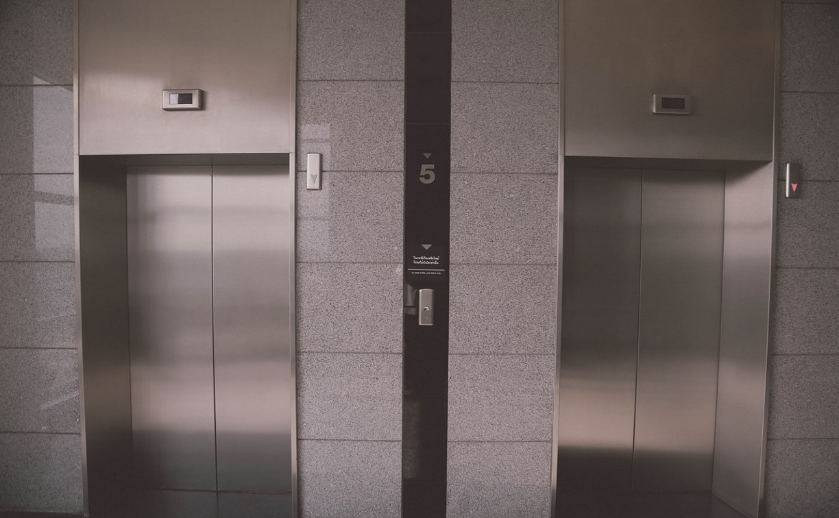 "Не успеваю зайти": двери лифта в одном из домов Южно-Сахалинска придавливают пассажиров 