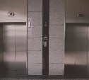 "Не успеваю зайти": двери лифта в одном из домов Южно-Сахалинска придавливают пассажиров 