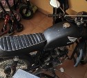 Совсем ошалели: в одном из подъездов дома в Южно-Сахалинске устроили парковку для мотоцикла 