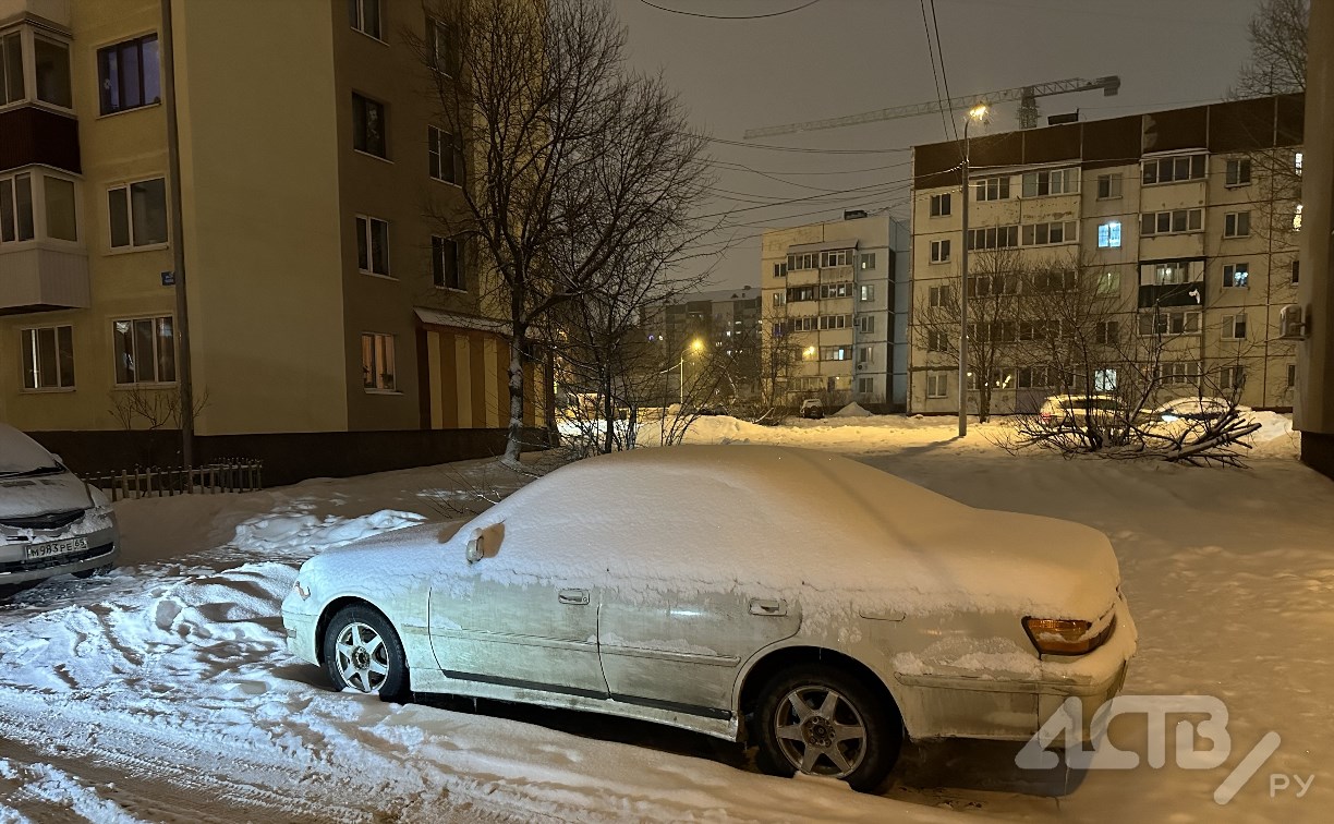 Неизвестный врезался в Toyota Mark II и скрылся с места ДТП в Южно-Сахалинске