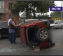 В Южно-Сахалинске перевернутая иномарка перегородила дорогу (ВИДЕО)