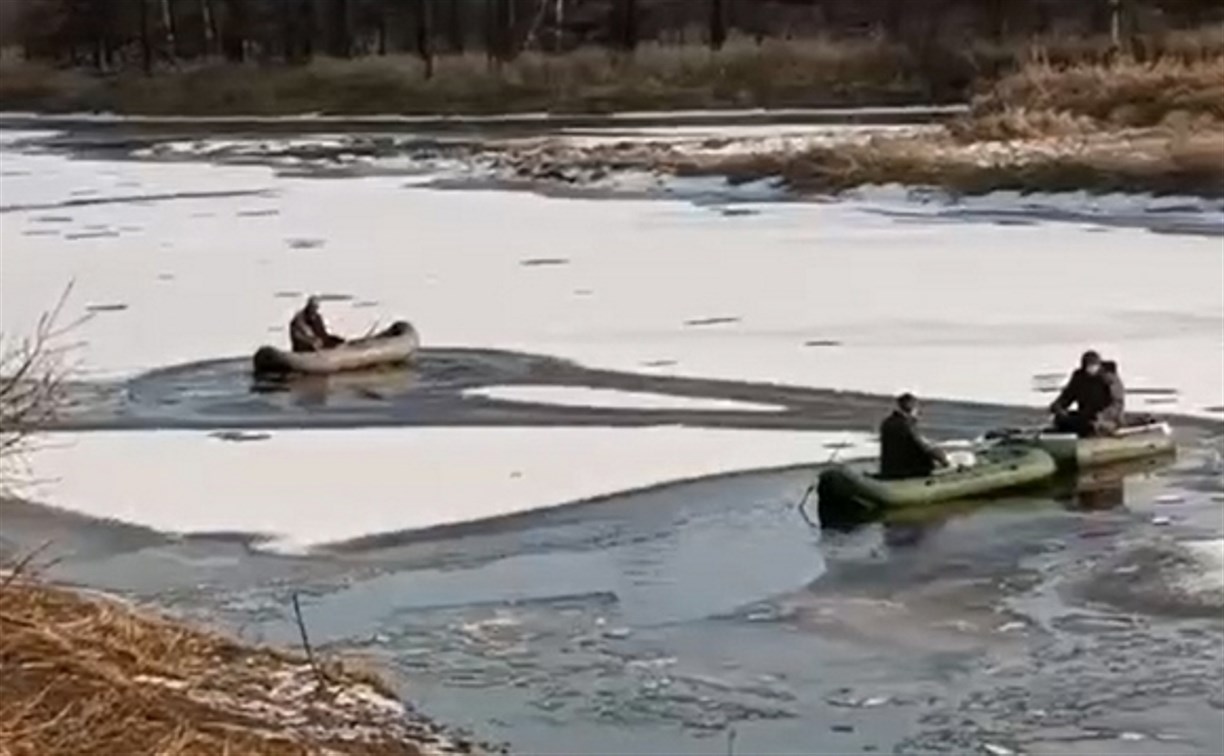 Терпение закончилось: рыбаки на Сахалине "выплыли" на слабый лёд на лодках 
