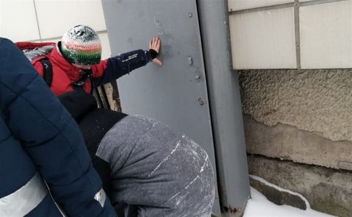 Сахалинские школьники спасли малышей от "опасного шкафа с проводами" во дворе