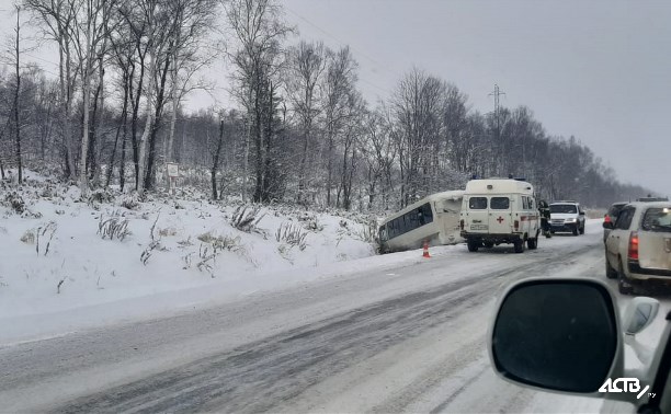 Три человека получили травмы при столкновении автобусов в Анивском районе