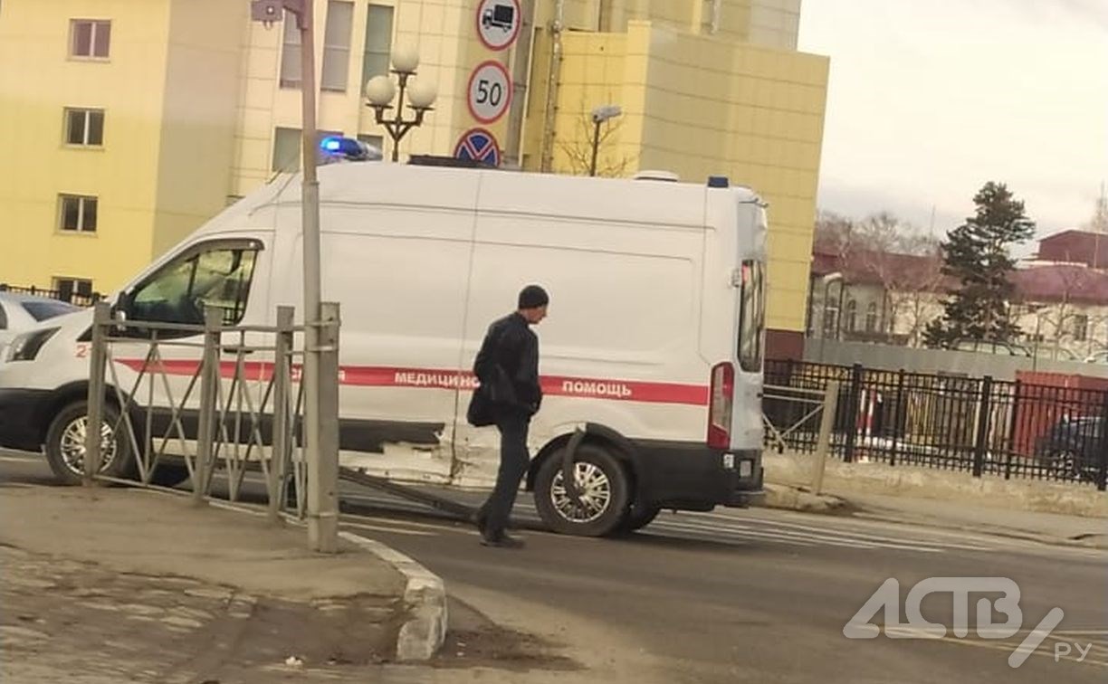 Автомобиль скорой помощи попал в ДТП в Южно-Сахалинске