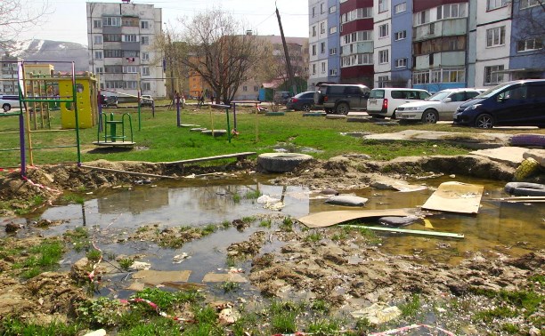 Детская площадка в центре Южно-Сахалинска утопает в грязи Детская площадка в центре Южно-Сахалинска утопает в грязи