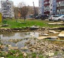 Детская площадка в центре Южно-Сахалинска утопает в грязи 
