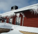 Сахалинцам разъяснили, кто должен очищать балкон от сосулек и снега