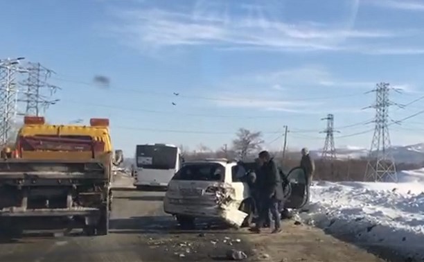 Toyota Caldina попала в аварию на трассе  Южно-Сахалинск - Троицкое