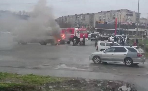 У здания администрации Долинска загорелся автобус
