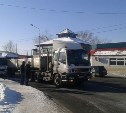 Два грузовика "притерлись" в Южно-Сахалинске