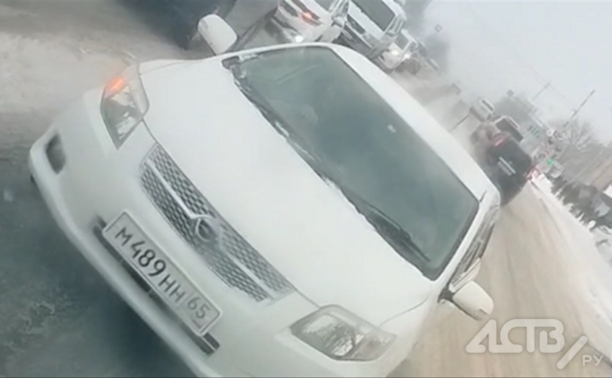 "С двумя детьми, непристёгнутые": мужчина на Toyota Corolla ехал по встречной полосе в Южно-Сахалинске