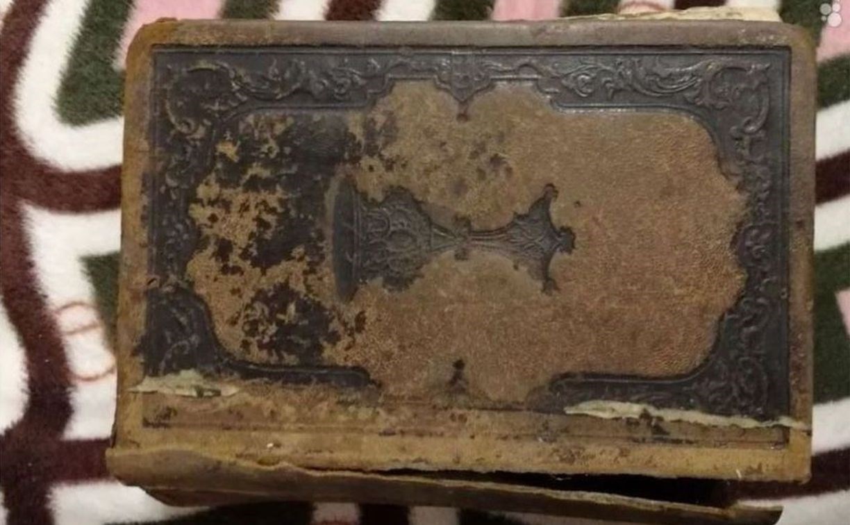 На Камчатке продают очень старую Библию на немецком языке за 100 тысяч рублей