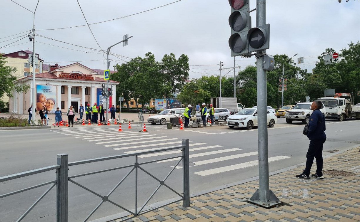 На перекрёстках в Южно-Сахалинске монтируют индуктивные петлевые детекторы для адаптивных светофоров