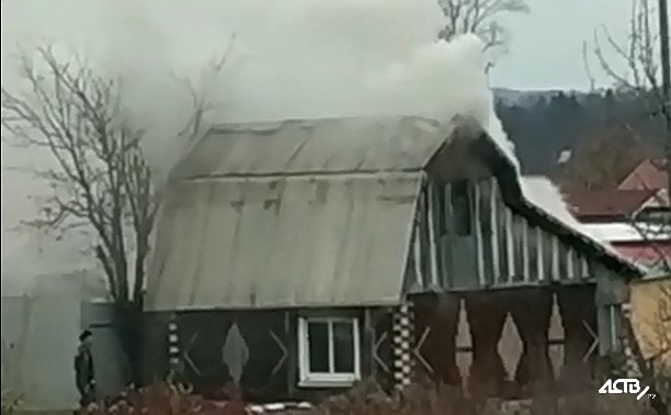 В сахалинском СНТ "Овощевод" загорелся дом