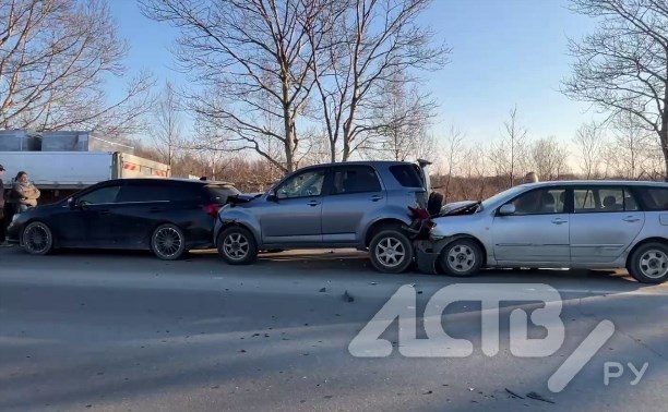 "Вот что бывает, если не держать дистанцию": массовое ДТП в Южно-Сахалинске
