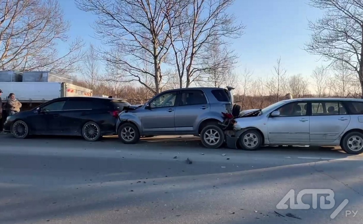"Вот что бывает, если не держать дистанцию": массовое ДТП в Южно-Сахалинске "Вот что бывает, если не держать дистанцию": массовое ДТП в Южно-Сахалинске