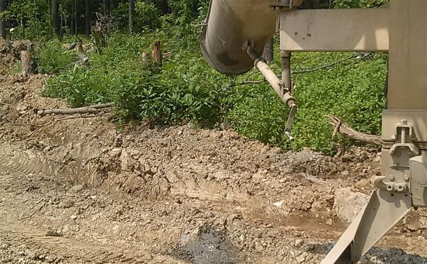 Строители с «Горного воздуха» выливают цемент на полянку, где отдыхают сахалинцы