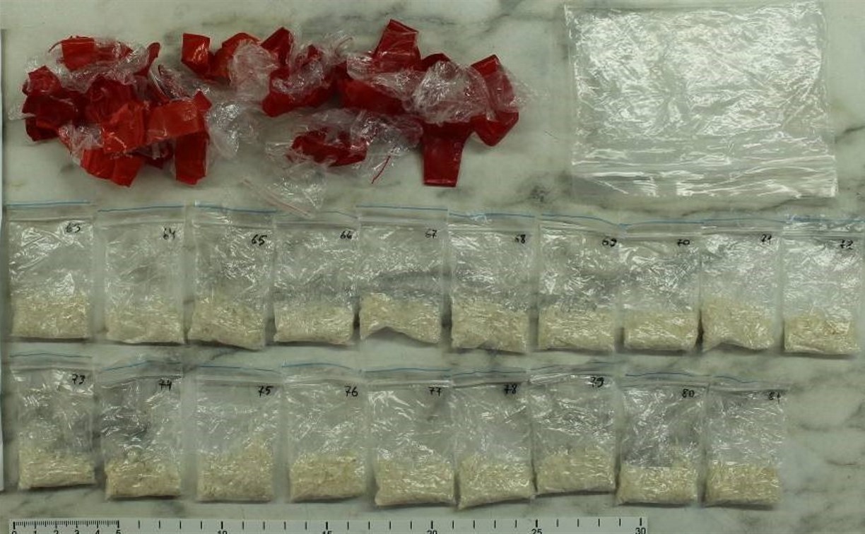 На Сахалине наркодилеры попробовали свой продукт и забыли 80 свёртков в гостинице