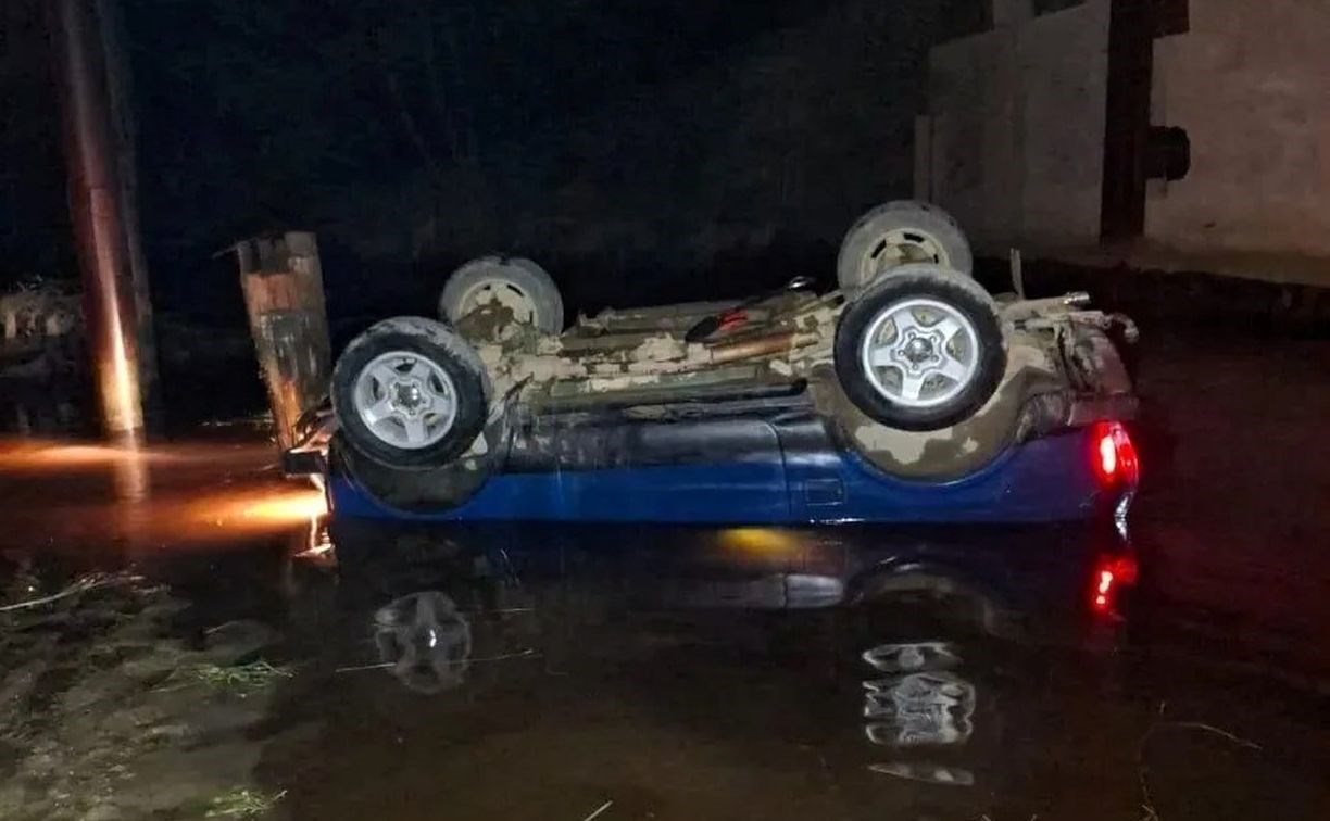 Тело погибшего сахалинца извлекали из салона покорёженной "Лады" спасатели