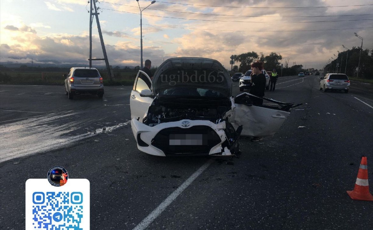 Водитель и пассажир Toyota Yaris пострадали при столкновении с Toyota Mark II в Южно-Сахалинске 